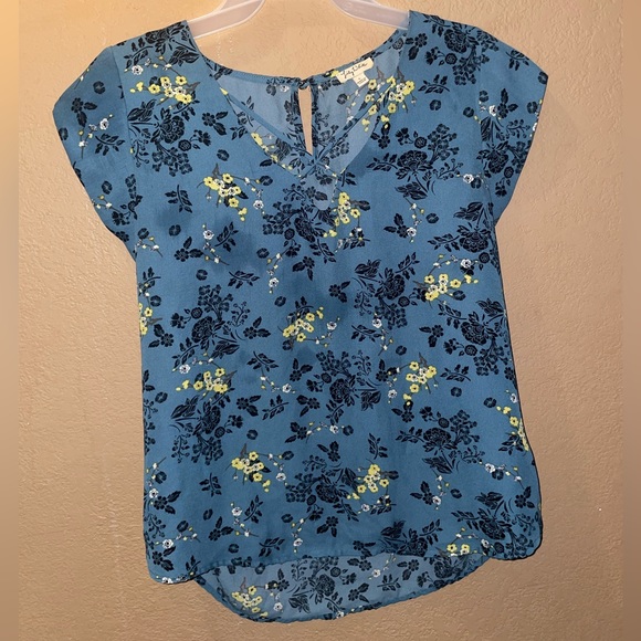 Lili White sheer shirt sleeve floral shirt. Size (Large) like new - Picture 2 of 5